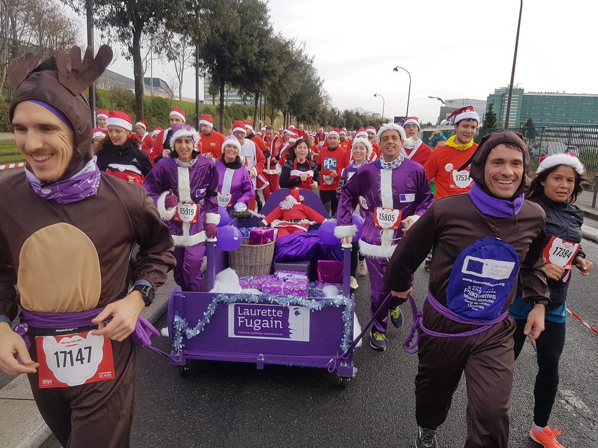 AssoALF's tweet photo. Ce matin des Pères et Mères Noël 🤶🤶 violets pour @AssoALF sur @Corrida_Noel @Issylesmoul ils se sont fait remarquer avec le traîneau et les cadeaux. La Magie de Noël🎄 Merci aux bénévoles et aux coureurs qui ont œuvré pour cette belle matinée. https://t.co/QYFDYjlc4d