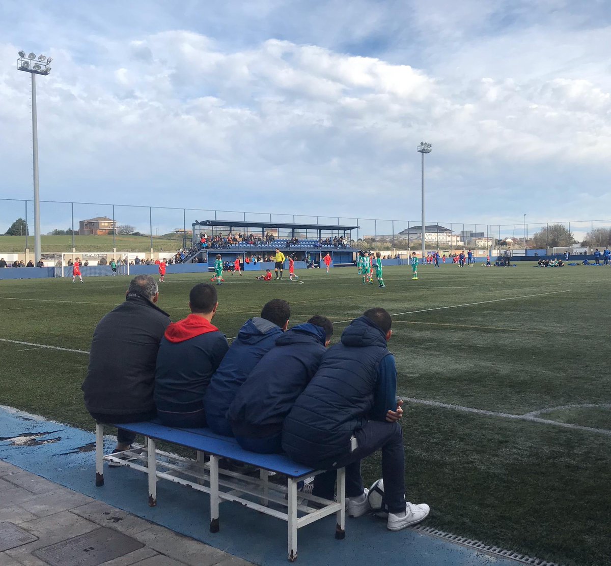 GBansander's tweet photo. La esquina del Hormaechea es fría, tiene poco glamour, diríamos que no es un lugar idílico para pasar el fin de semana, pero quien la hace diferente es su gente, la gente que disfruta semana a semana de todos los jugadores del @CFBansanderOfic por eso es diferente #todoalrojo🔴🔴 https://t.co/lpfGtSxKTz