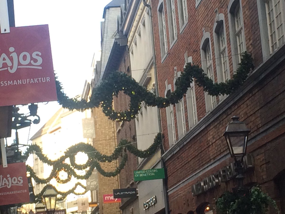 NGHSGerman's tweet photo. @NGHSLangs @NottmGirlsHigh Weihnachtsdekorationen in Aachen https://t.co/kaPnqHWDDd
