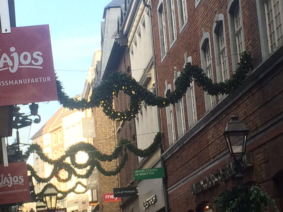 NGHSGerman's tweet photo. @NGHSLangs @NottmGirlsHigh Weihnachtsdekorationen in Aachen https://t.co/kaPnqHWDDd