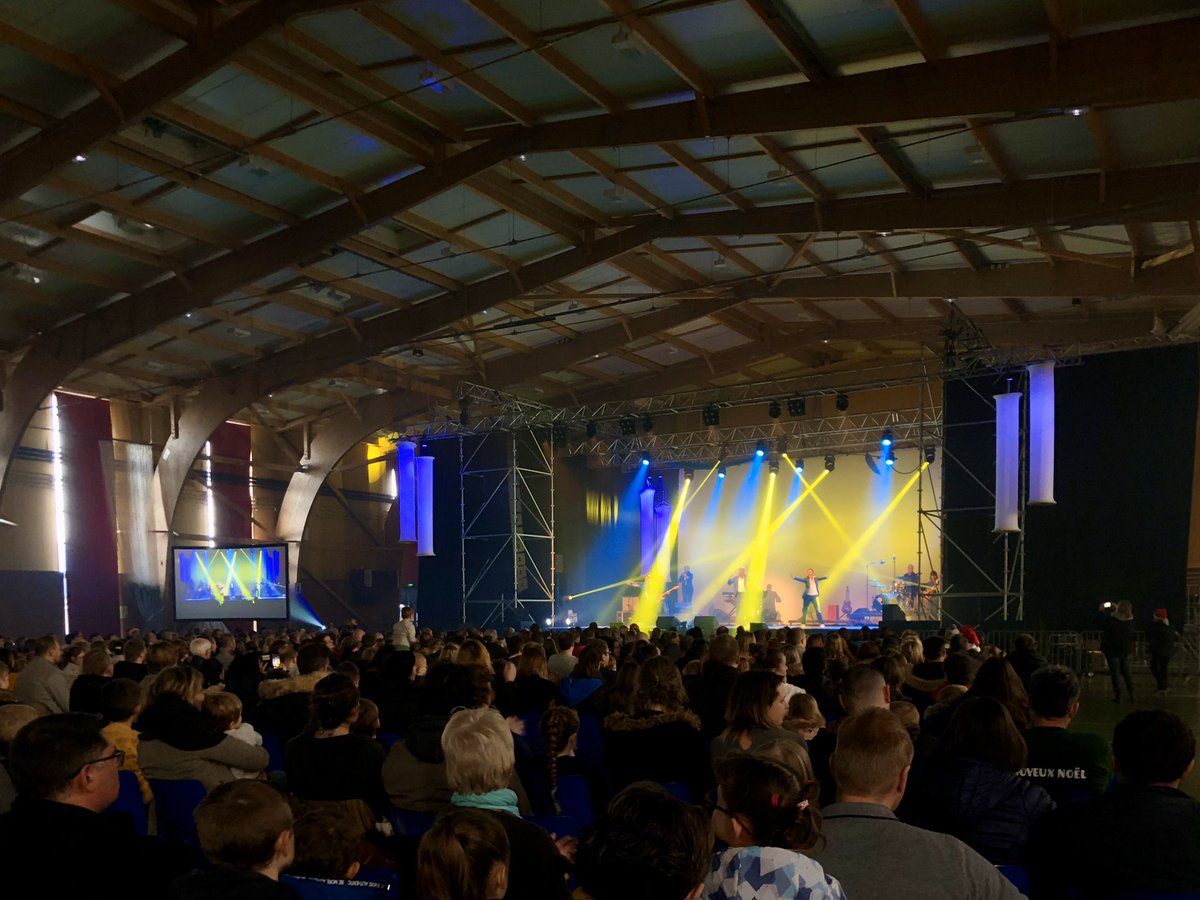sebastienfagnen's tweet photo. La grande famille du service public de @CherbourgEnCot se retrouve au complexe Jaurès pour le traditionnel #Noël des agents et de leurs familles. Les enfants sont émerveillés devant le spectacle « Coloricocola » de Brice Kapel. Bravo aux bénévoles du #CASCS pour cette réussite. https://t.co/iWbklYVGlg