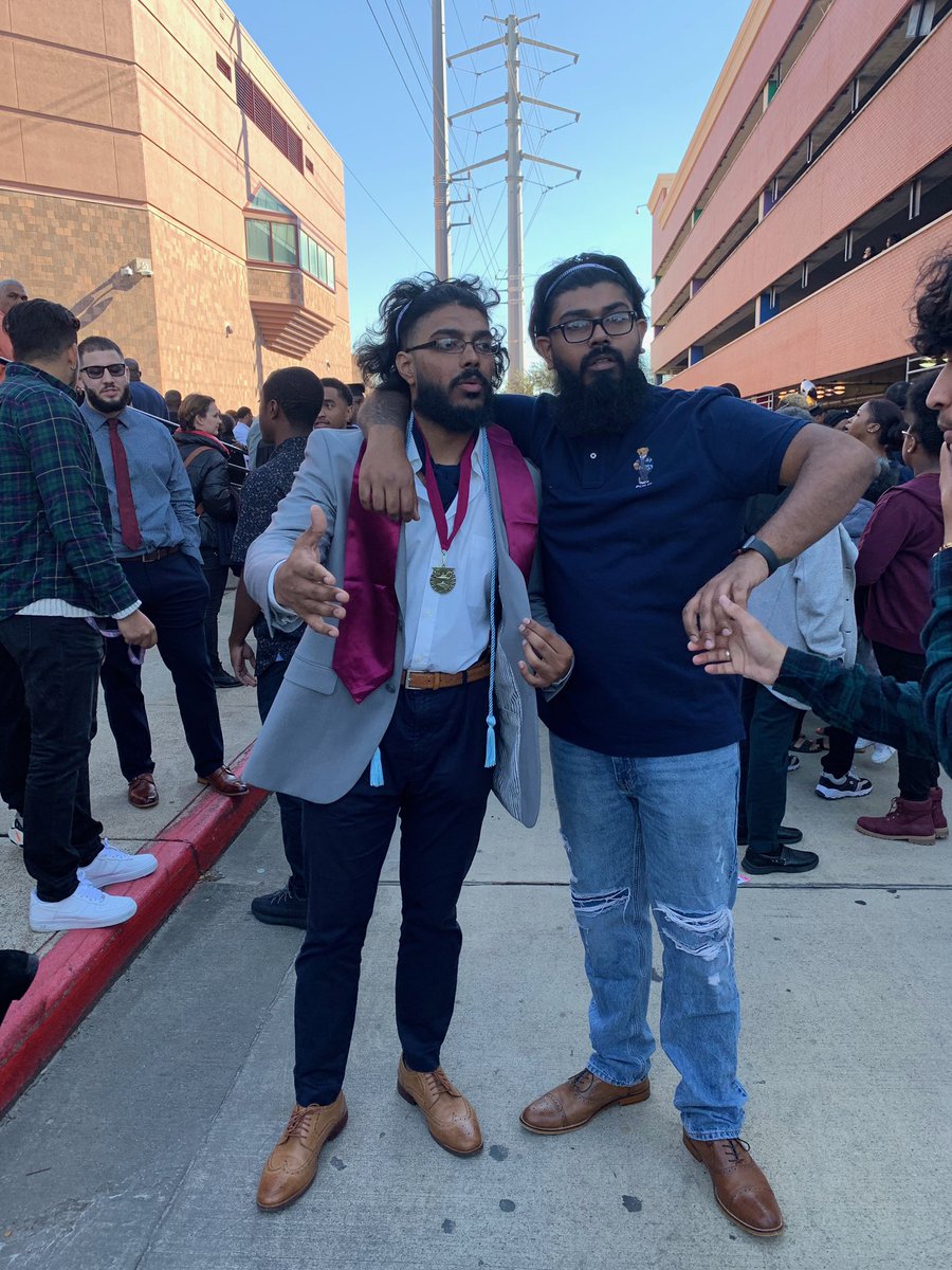 HumzaRizvie's tweet photo. It was a good day 👨🏽‍🎓 https://t.co/OfAwEVio1A