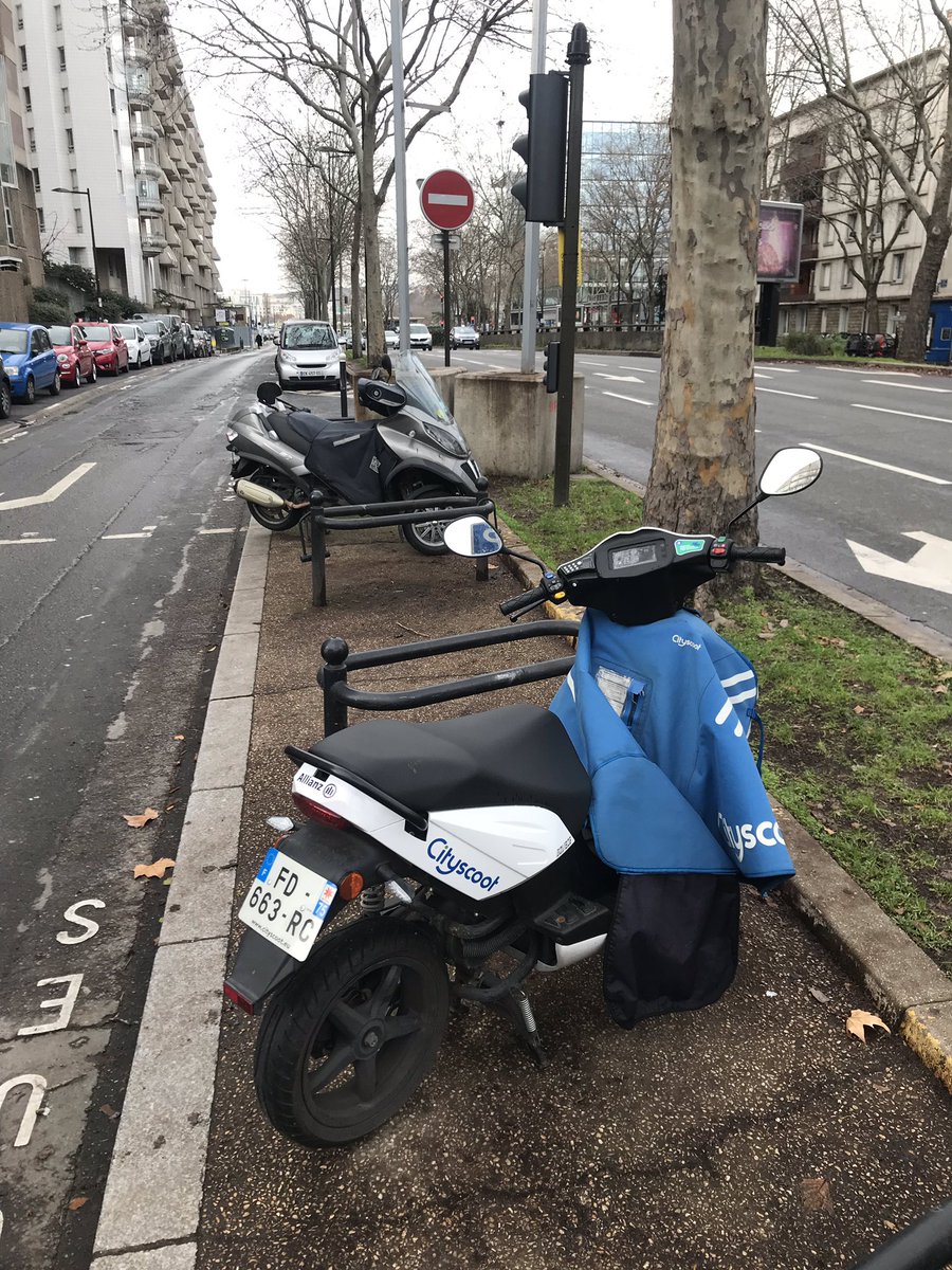 MDB_BB's tweet image. Aujourd’hui en garant mon vélo 🚲 j’ai vu pour la première fois un CityScoot bien garé dans @Ville_BoulogneB c’était tellement beau que j’ai coulé une petite larme 😢 tellement j’étais ému.