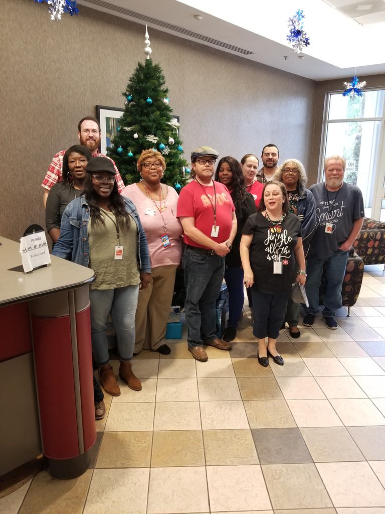 Wayne_OPFLDSL's tweet photo. Merry Christmas from Donna Goshorn and team in the Orange Park DSL center. #DSL #P2BY #techcaretweets https://t.co/ExYKik3dkX
