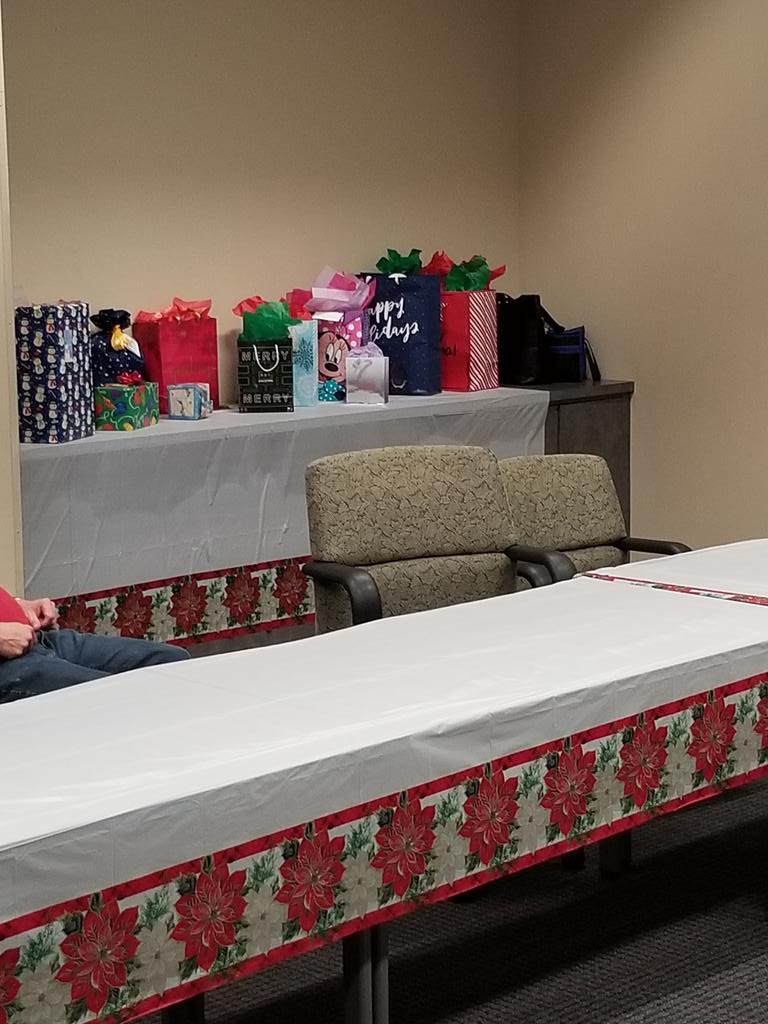 Wayne_OPFLDSL's tweet photo. Merry Christmas from Donna Goshorn and team in the Orange Park DSL center. #DSL #P2BY #techcaretweets https://t.co/ExYKik3dkX