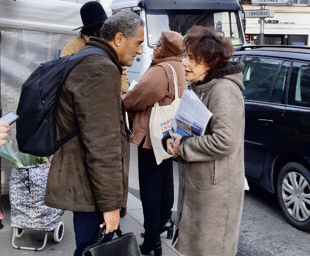 REParis6's tweet photo. #Solidarité ❄️ Nos marcheurs présents au #marchébioRaspail pour échanger sur les #plusfragiles, les #parentssolos, les #aidantsfamiliaux. 

🤝@BGriveaux souhaite leur offrir plus d’accompagnements et un vrai #droitaurepit !

📝▶️https://t.co/AxH3Wraci7

#ParisEnsemble #Paris6 https://t.co/uEkqNGB9ws