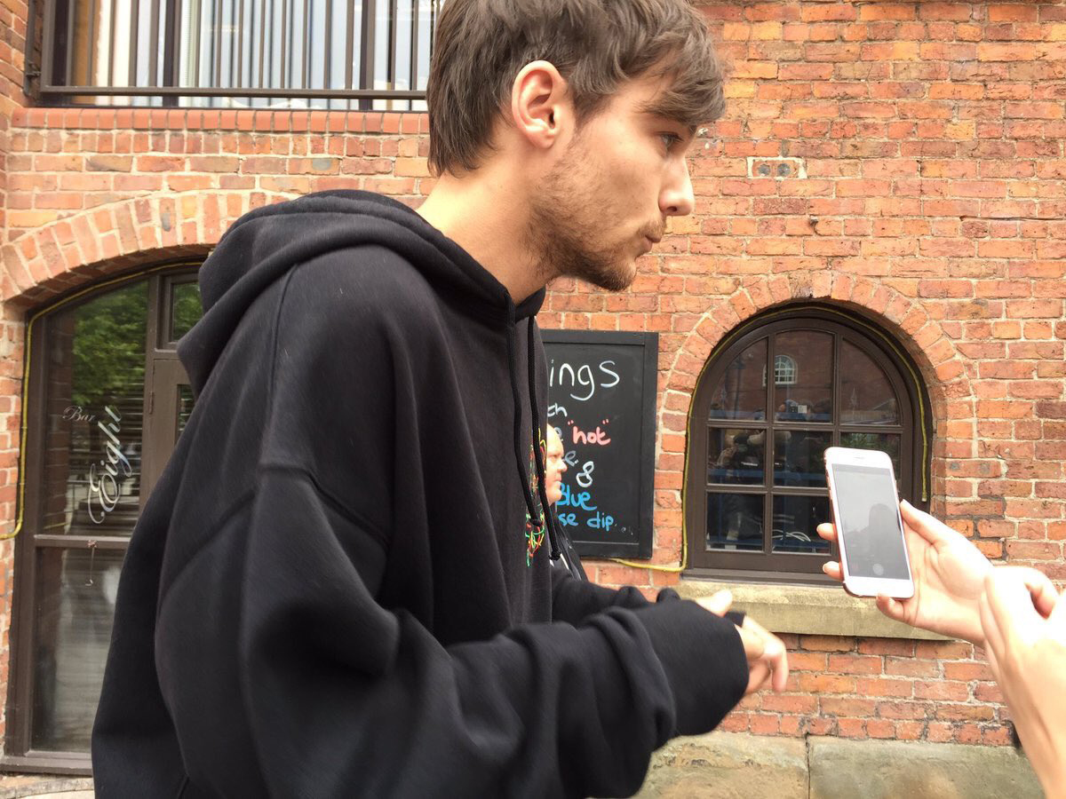 itsChristy17's tweet photo. RT if you think Louis is a smol bean #1DWins10s https://t.co/titbF4jMwa