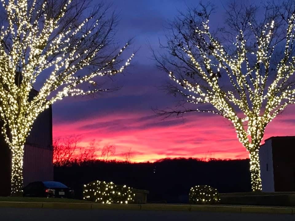 Clarksville_CVB's tweet photo. This winter sunset is 🔥!
📷: Frank Lott
#SundaySunsets #sunset #thatskypics #Wow #besttnsunsets #winter #Christmas #christmasinclarksville #visitclarksvilletn #tncity5 #tnvacation https://t.co/qILIx5zVIa
