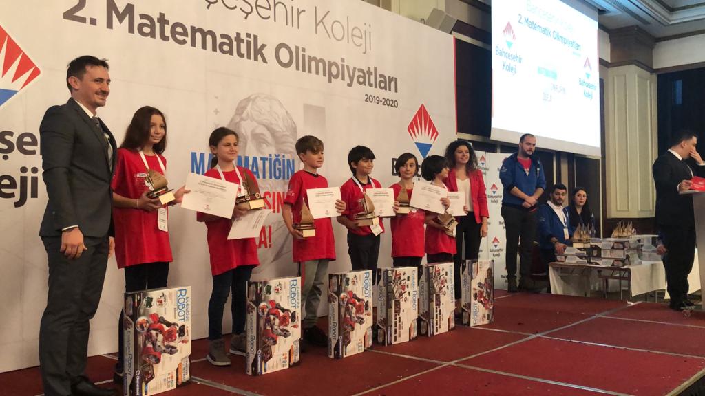 ecemcankurt's tweet photo. Bahçesehir Koleji 2. Matematik Olimpiyatları STEM Ekolojik Araç Tasarlama Yarışması'nda, 5. Sınıf Öğrencim Toprak Dinçer'in de bulunduğu takım Türkiye 1. si oldu. Her zaman yaratıcı birer matematikçi olmanız dileğiyle🏅🚀🎯
Tebrikler çocuklar 👏Teşekkürler #STEM #stemgelecektir https://t.co/KDkBauDMqW