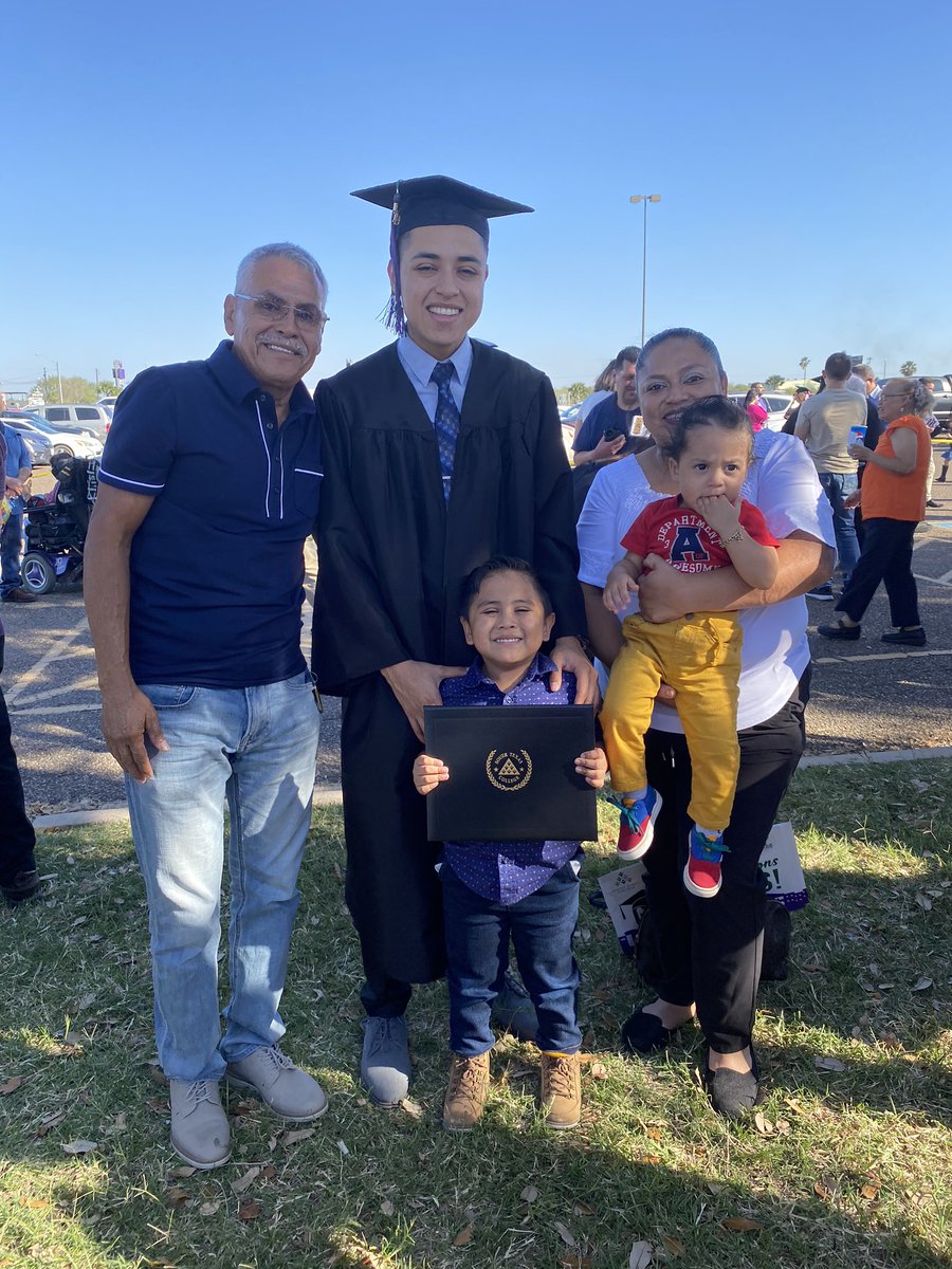 3_jcontreras's tweet image. First gen 👨🏽‍🎓🥳
