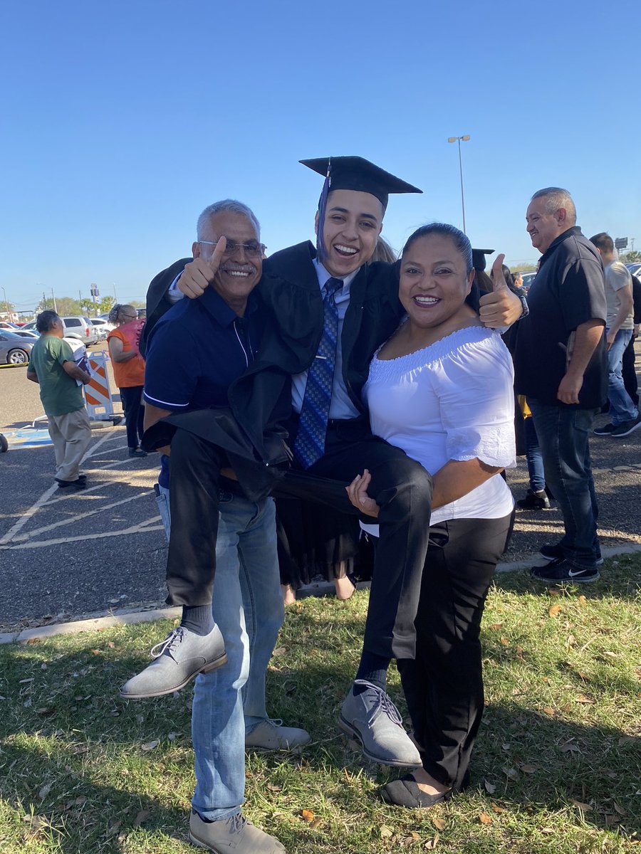 3_jcontreras's tweet image. First gen 👨🏽‍🎓🥳