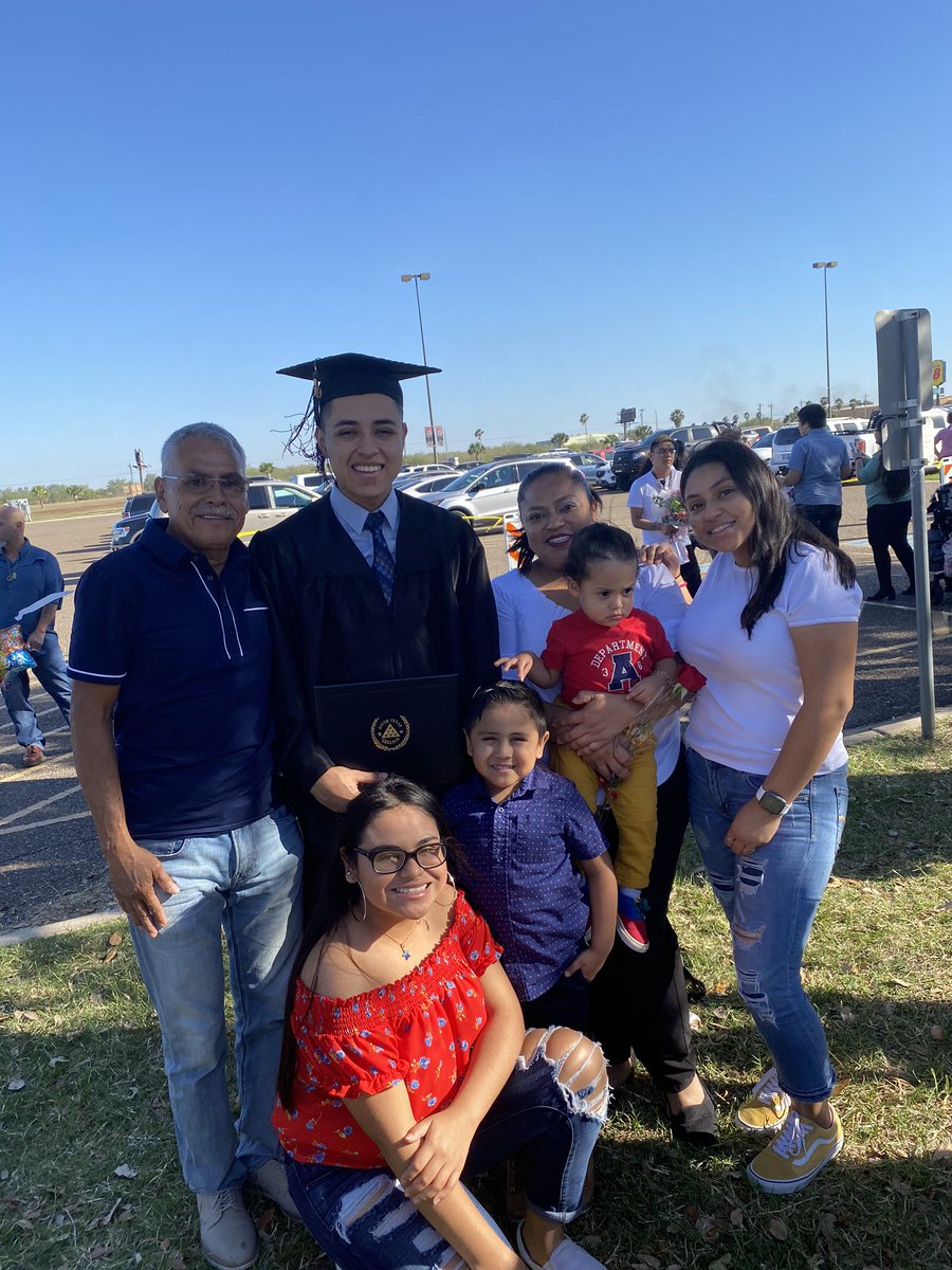3_jcontreras's tweet image. First gen 👨🏽‍🎓🥳
