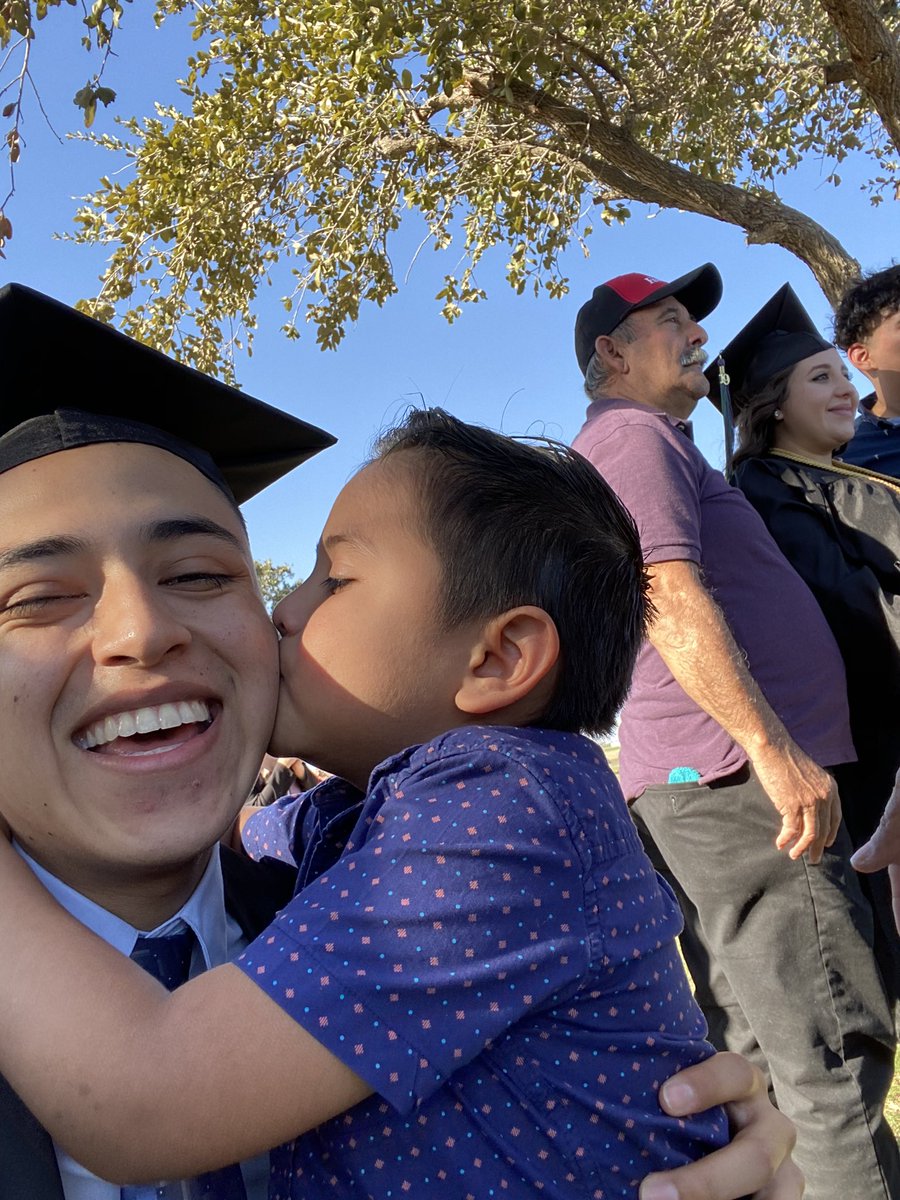 3_jcontreras's tweet image. First gen 👨🏽‍🎓🥳