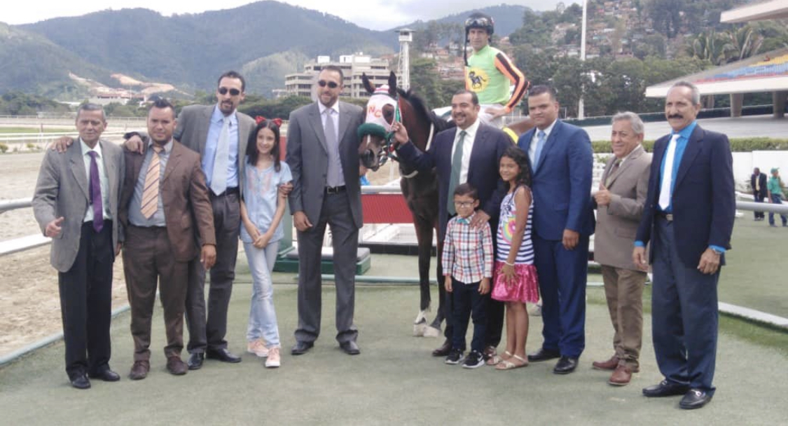 “Se nos quedó en el tintero” ayer debutó ganando Miss Hechicera, hija de Tiz West en Santa Victoria nacida y criada en nuestras tierras, felicidades a las conexiones del Stud Waku, el jinete Jaime Lugo y al trainer Nelson Castillo