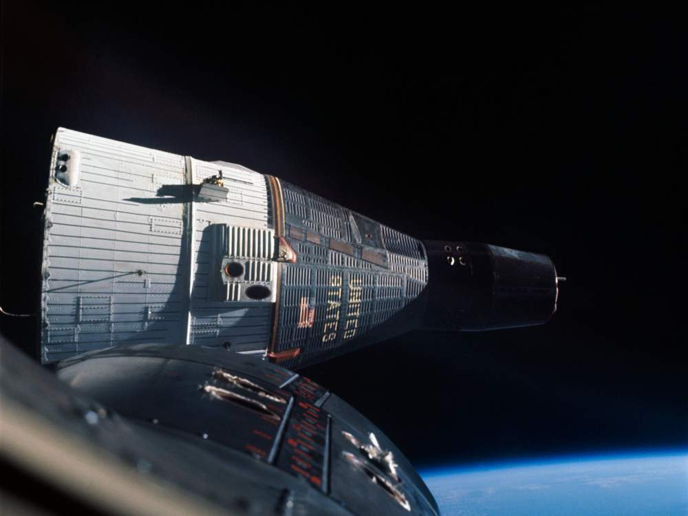 Space_Chronicle's tweet photo. #OTD in 1965 Humanities first space rendezvous. This photo of the #Gemini VII spacecraft was taken through the hatch window of the Gemini VI spacecraft during rendezvous and station keeping maneuvers on Dec. 15, 1965.  #NASA #space https://t.co/fIC2kQMZp7