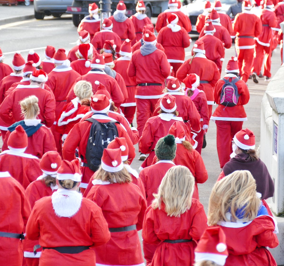 Hundreds of Santas ran along Margate seafront in aid of Pilgrims Hospices this morning , well done to everyone 🎅👏🎅👏🎅👏.  
#santarun #santarun2019 #visitthanet