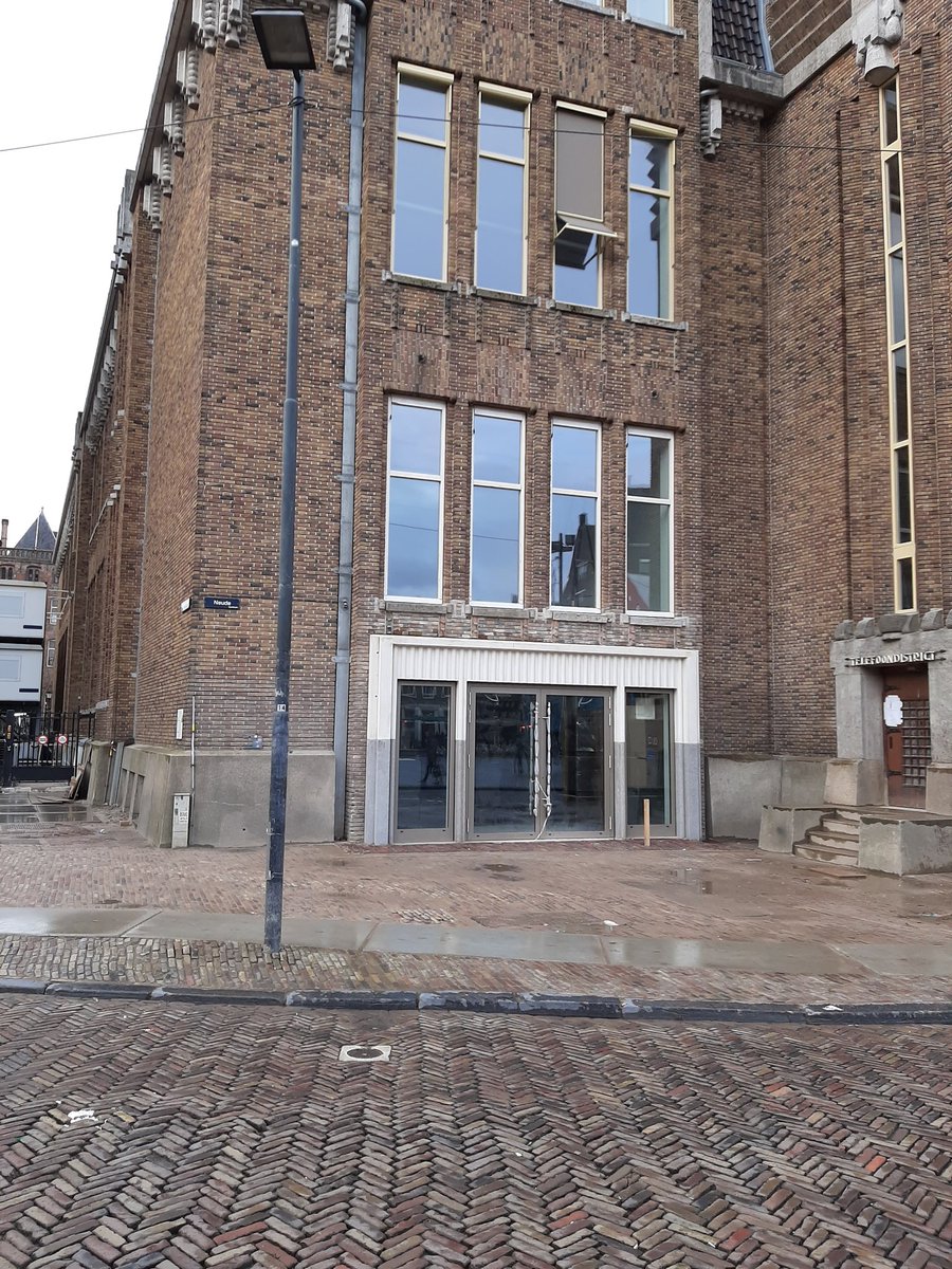 Ramoncp72's tweet photo. Het postkantoor wordt langzaam steeds meer zichtbaar, eerste foto de ingang van de fietsenstalling. Mooi detail in de naamborden (foto 3) @BiebopNeude #postutrecht #neude #oudegracht #Utrecht https://t.co/QyCkf98f0i