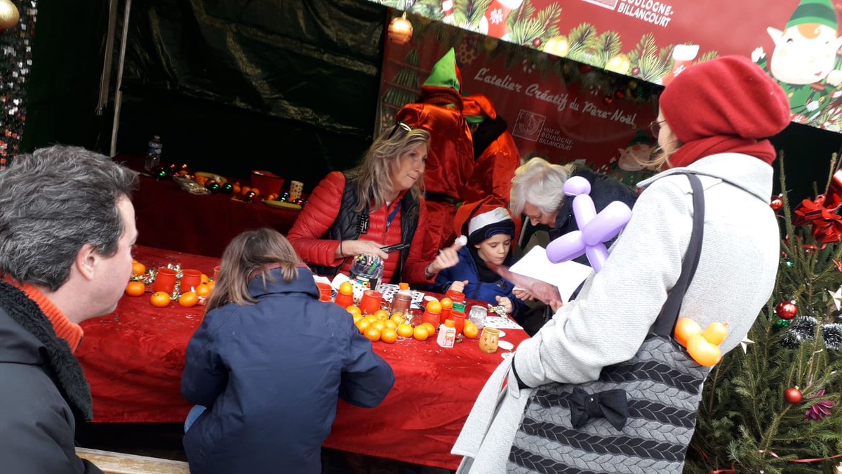 Ville_BoulogneB's tweet image. #Concert des enfants du quartier, venue du #PèreNoël, #ateliers créatifs, déambulation d’ours en peluche... L’esprit des fêtes s’est invité sur la place des écoles cet après-midi pour #MerryChristmas ✨ Rejoignez-nous pour profiter des activités gratuites bit.ly/38sIe0R