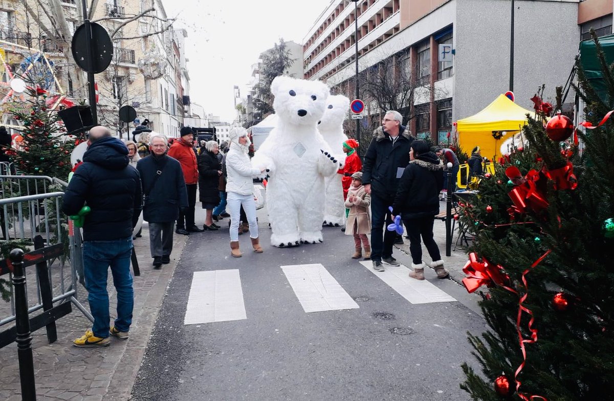 Ville_BoulogneB's tweet image. #Concert des enfants du quartier, venue du #PèreNoël, #ateliers créatifs, déambulation d’ours en peluche... L’esprit des fêtes s’est invité sur la place des écoles cet après-midi pour #MerryChristmas ✨ Rejoignez-nous pour profiter des activités gratuites bit.ly/38sIe0R