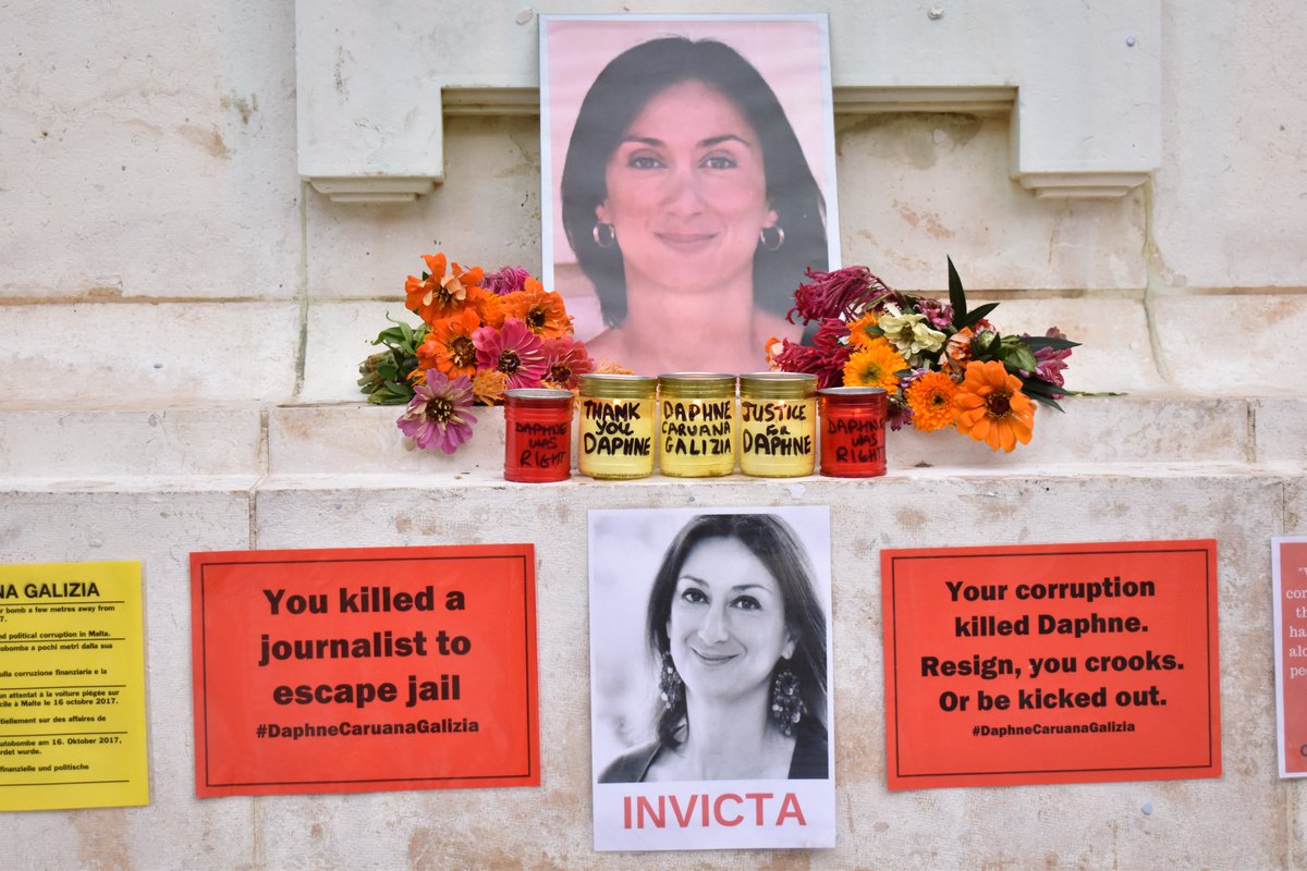 📻A #Malte, tous les jours, le gouvernement&ses soutiens enlèvent les photos de Daphné Caruana Galizia (assassinée en 2017) -déposées par des citoyen-nes luttant contre la corruption qui a gangréné l'ile 
mon reportage ds les @carnetsdumonde sur @europe1 
europe1.fr/emissions/Carn…