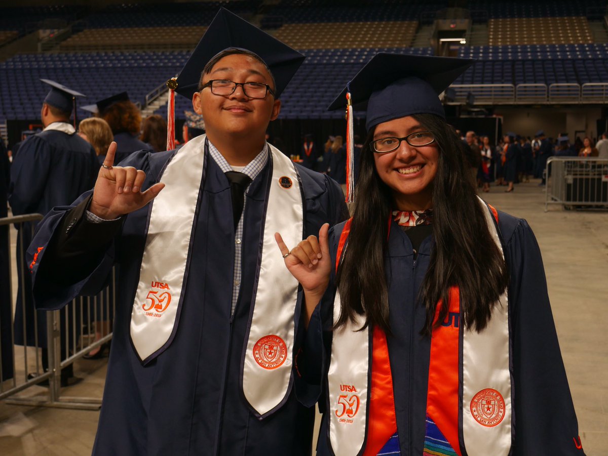 UTSAGetInvolved's tweet image. #BTS with our #UTSAGrad19 🎓 Congratulations, ‘Runners! 🎓 YOU DID IT! 🥳 #UTSA #BirdsUp