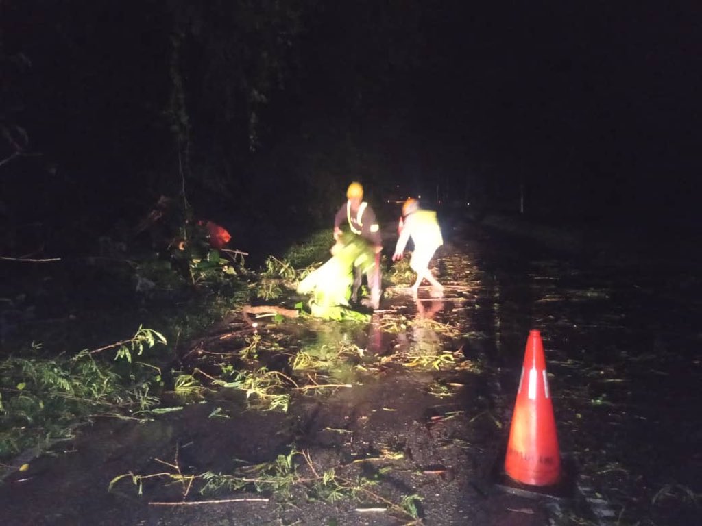RcBentong's tweet photo. #teamroadcare kerja bersih #pokoktumbang di #ft09 sec135 #bentong @baru_bian @HjAnuarTahir @Adnan90369221 @MOWorks @JKRMalaysia @CSFJ_JKR @JKRPAHANG @JKRBentong @Roadcare_Msia @Roadcare_Phg https://t.co/80rfxTo8GA