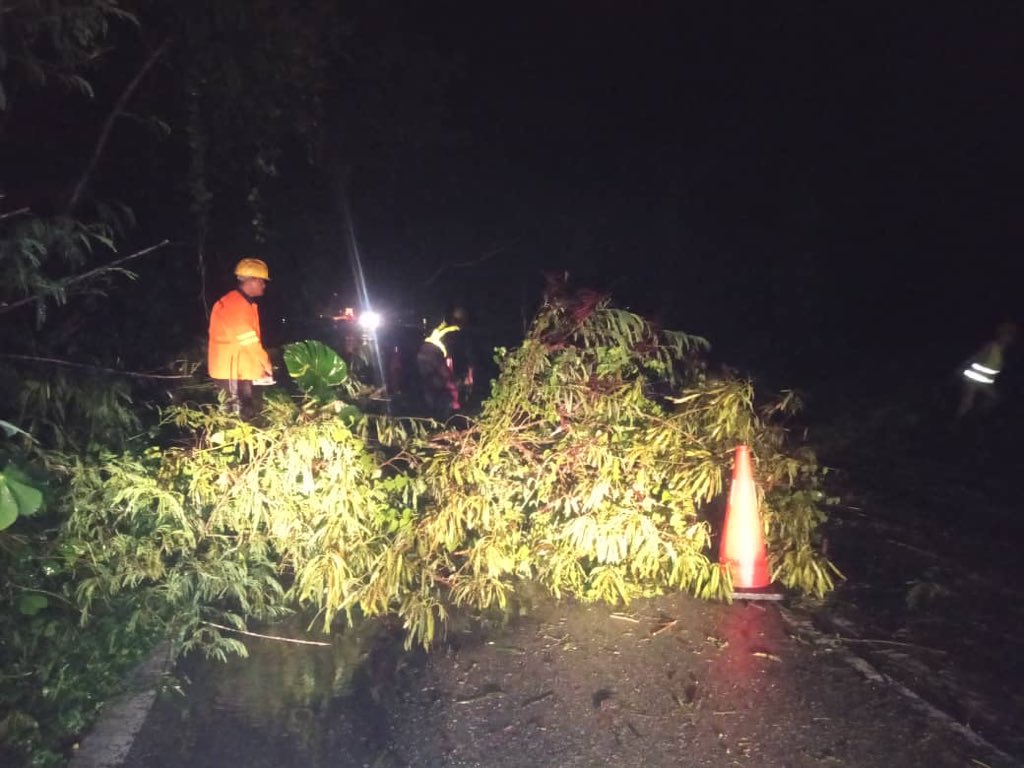 RcBentong's tweet photo. #teamroadcare kerja bersih #pokoktumbang di #ft09 sec135 #bentong @baru_bian @HjAnuarTahir @Adnan90369221 @MOWorks @JKRMalaysia @CSFJ_JKR @JKRPAHANG @JKRBentong @Roadcare_Msia @Roadcare_Phg https://t.co/80rfxTo8GA
