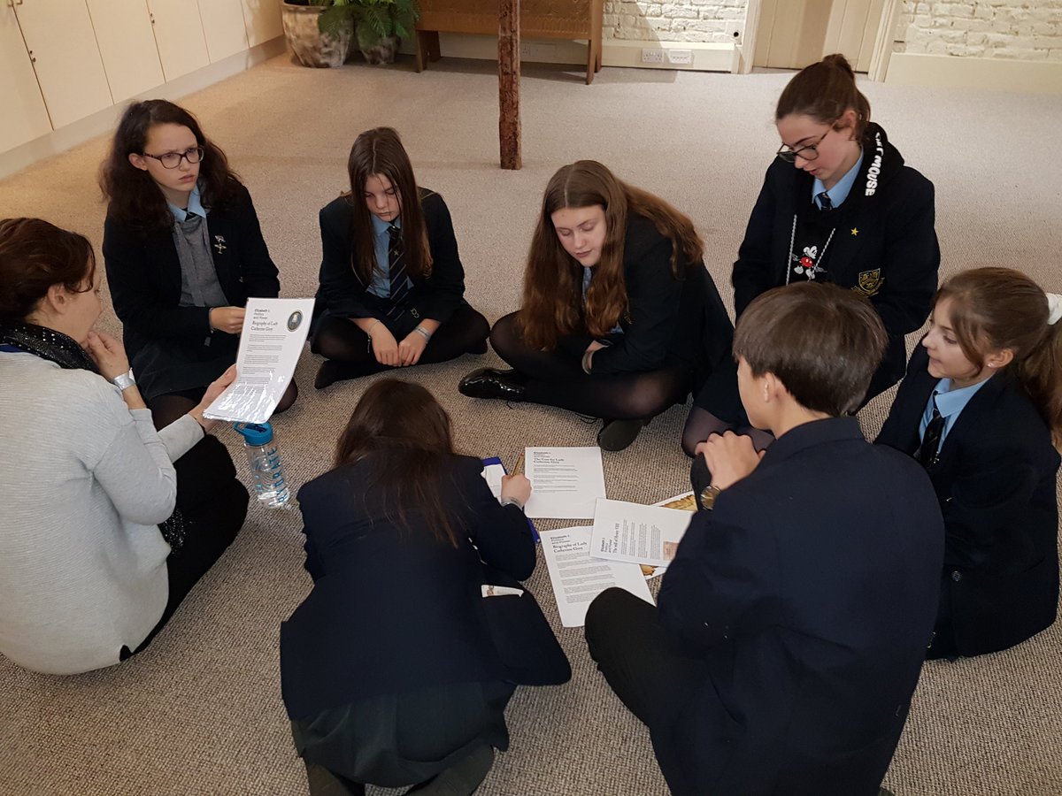 CCS_History's tweet photo. Great debates about who should have been Elizabeth's heir. Hampton Court with Yr 8. #InspireEmpowerExcel https://t.co/rcHW1BlycF