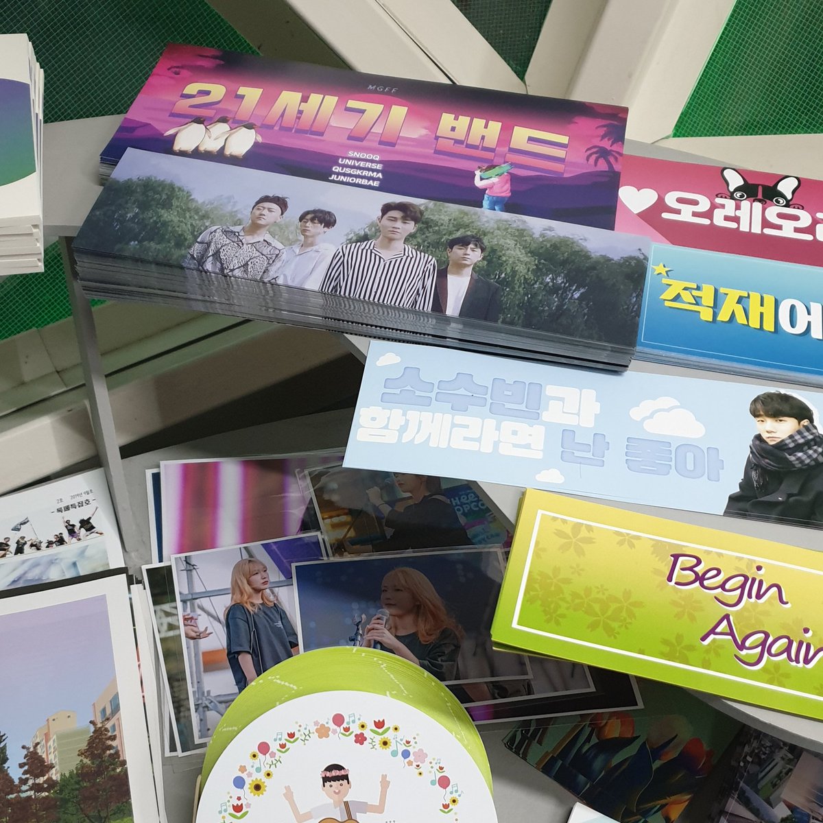 오늘은 가수 치즈가 데뷔한지 8년이 지난 날입니다. 치즈를 혼자서도 잘 이끌어오고 있는 달총님에게 팬으로서 항상 감사할 따름입니다. 데뷔날을 기념해 씬디 티켓라운지에 가수 치즈의 인화사진 8종 (대형사진 2종 + 일반사진6종)을 가져다 놓았습니다. 
#치즈 #CHEEZE #달총 #dalchong #데뷔8주년