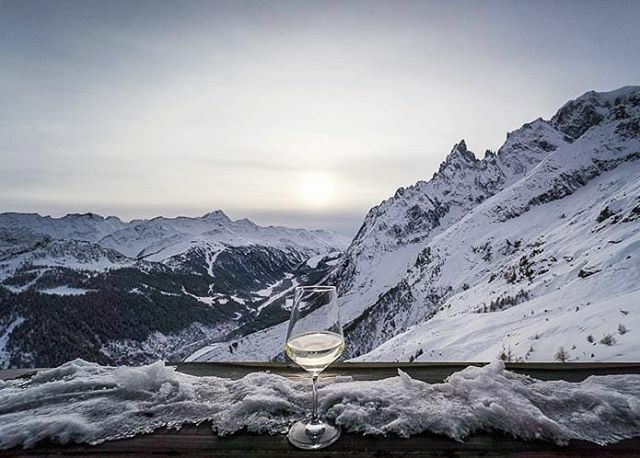 lucauge's tweet photo. New pic: Non-plus-ultra.. #courmayeur #winter #landscapes #aperitivo #snow #mountain #valledaosta #instatravel #instacool #loves_mountains #loves_italia #italian_places #italian_trips #italy #travelingram #travelholic #instaday #loves_landscape #skywaymontebianco https://t.co/y86jO2Njye