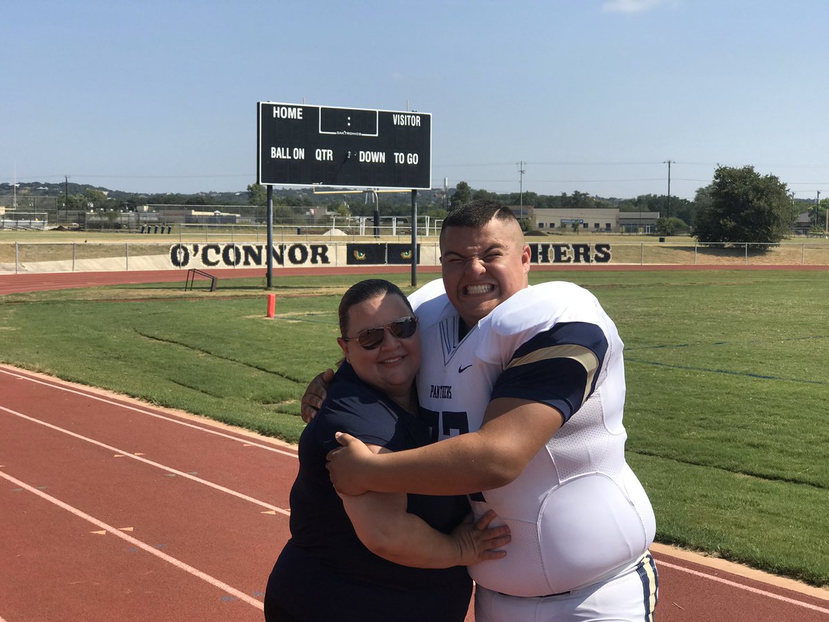 MattZEscobedo's tweet image. MY MOM IS GRADUATING TODAY😁😁😢 #UTSAGrad19 YOU DID IT MOMMY I LOVE YOU