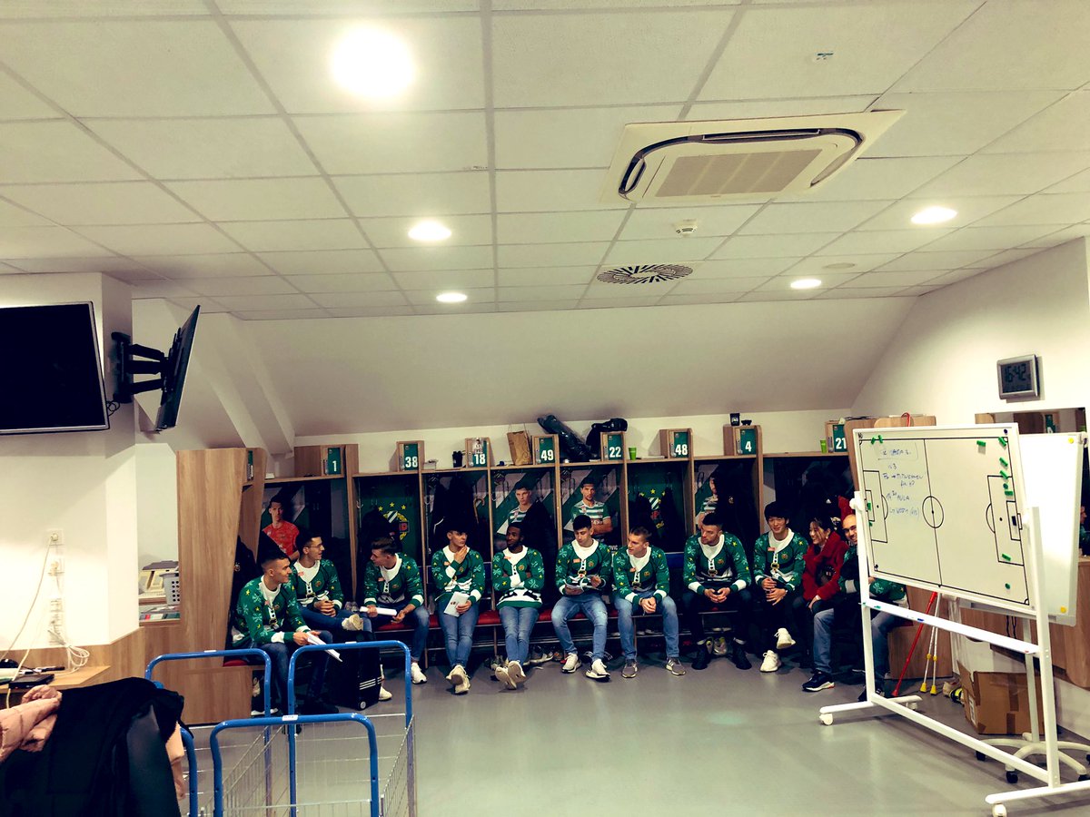 skrapid's tweet image. Die Mannschaft machr sich in der Kabine bereit #SCRxmas #SCR2019