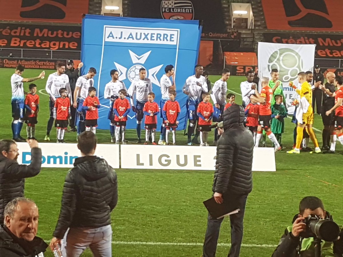 USConcarneau's tweet photo. Nos petits U8 de l’école de football ont eu la chance ce vendredi d’être Escort Kids au Moustoir pour la rencontre entre le FC Lorient &amp; L’AJA ! Merci au @FCLorient pour l’accueil ! 😎 https://t.co/4AoX643WuY