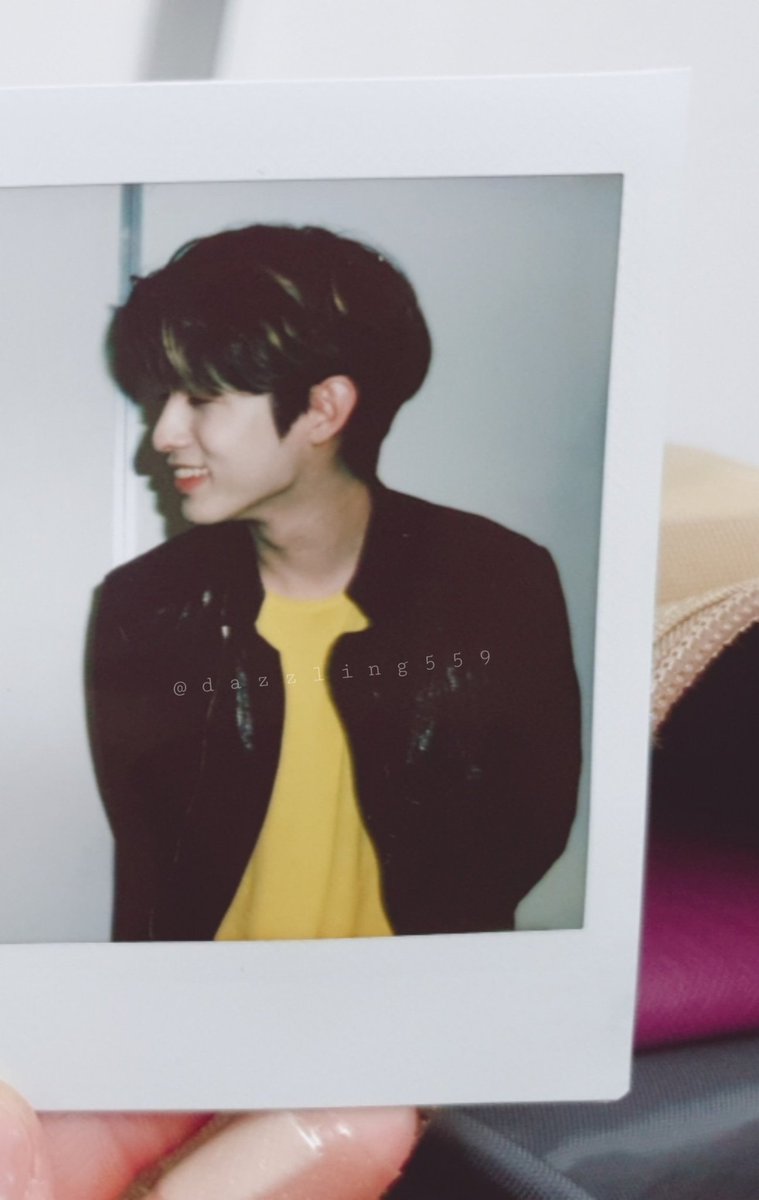 카메라보지말고 저봐줘요~ 했는데 스텝이 안된대~ 너는 스텝말들어 나는 너볼래 싶어서 바라봤는데 첫장에는 하나둘 셋할때 눈치보면서 휙 한번 봐줬다가 둘째장에 포즈도 안된대 앉아도 안된대 다 안된대ㅋㅋ~ 그래서 그냥 아에 몸 틀어서 제형이 보고섰는데 센스있게 봐준 모 그런,, 구구절절,,