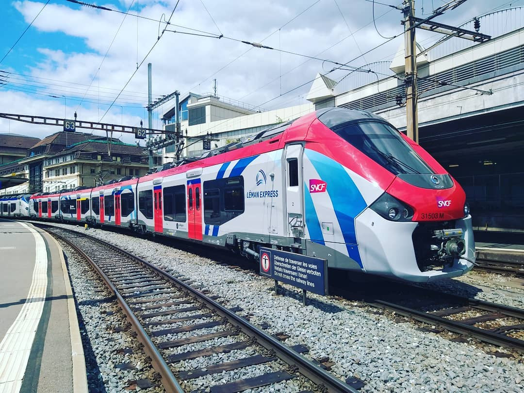 Ženēvā atklāts vienots reģionālo vilcienu tīkls starp Šveici un Franciju – Léman Express. To zem viena zīmola apkalpo gan Francijas, gan Šveices dzelzceļu vilcieni. Turklāt jāatceras, ka Šveice nav ne Eiropas Savienībā, ne tā izmanto eiro kā valūtu.

swissinfo.ch/eng/cross-bord…