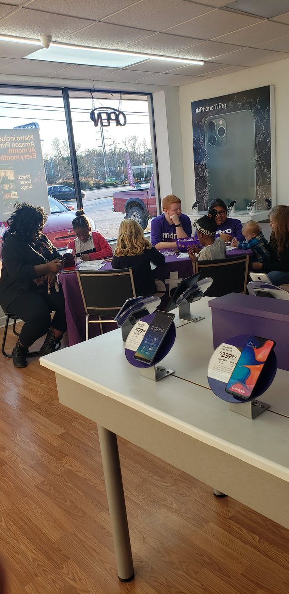 TylerWillett1's tweet photo. We had a great time at the Unicom store in Laurens yesterday. The kids were very excited to be writing letters to Santa, and I'm sure they will be even more excited when he write back!! @BKGVLSCMetro @BProctormetro @HTaylorMetro @JohnCShelton12 @dianafierst https://t.co/Tfl0TLaKsd