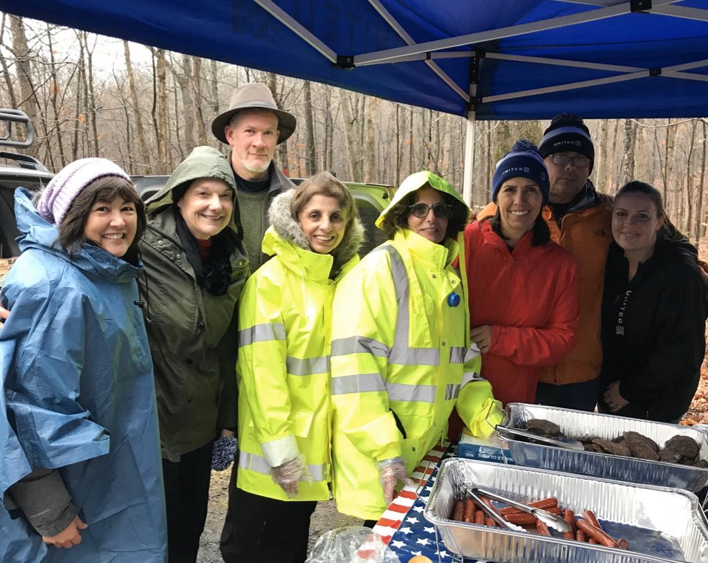 IAD United for Veterans supporting Wreaths Across America at Ball’s Bluff National Cemetery. The team also did a burger burn for all that braved the rain to honor our fallen heros. Thank you all. @OmarIdris707 @susannesworld @papabob61 @HendyGeorge @BUZZBEAA @weareunited