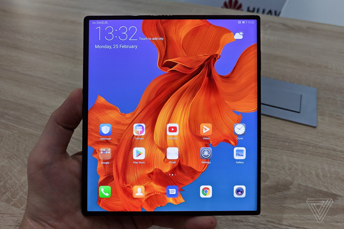 Techbytes17's tweet image. Huwaei mate x 🙂🙂🙂