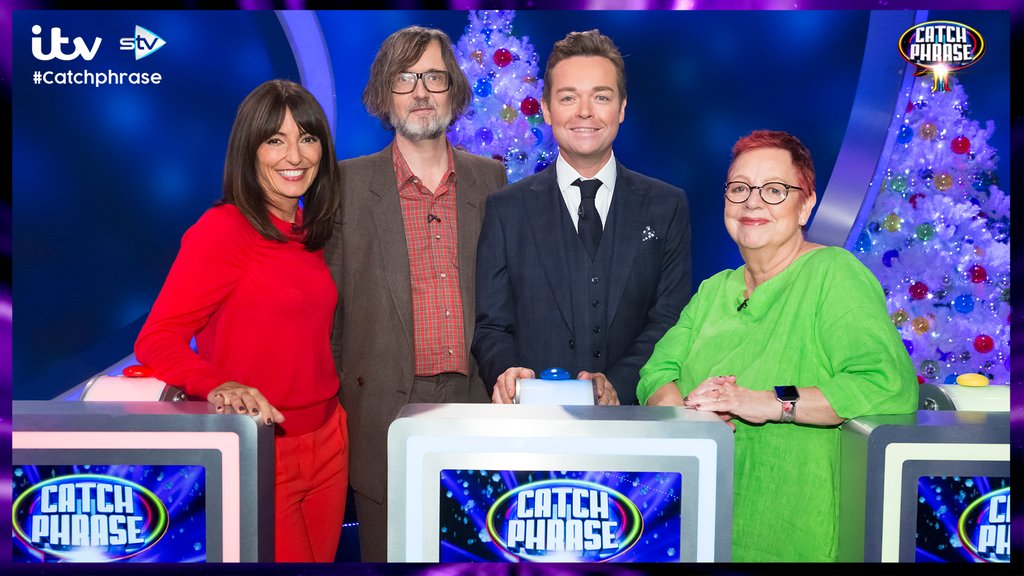Catchphrase's tweet photo. 🎁🎅There's no #Catchphrase this weekend, but @StephenMulhern will be back next Sunday at 6pm on @ITV and @WeAreSTV with our Christmas Special!

@ThisisDavina #JoBrand #JarvisCocker https://t.co/dfQZbEU1Kk
