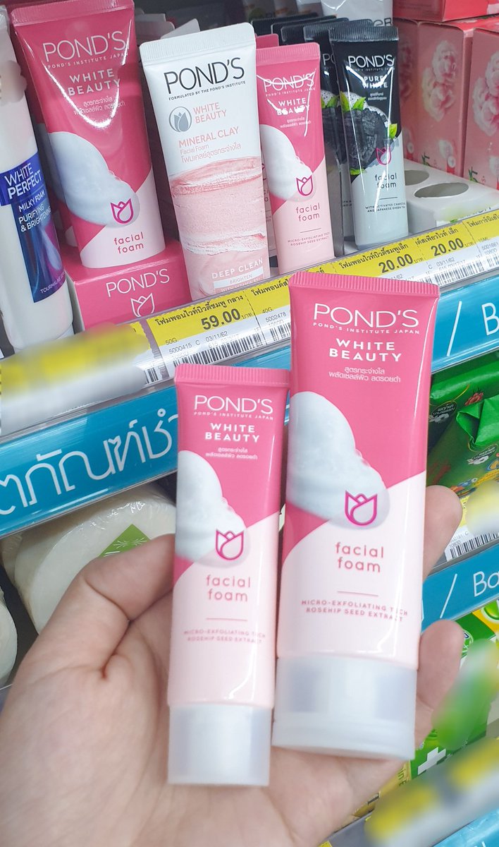 chunsamicky's tweet photo. โฟมล้างหน้า Pond's หลอดจิ๋วสีชมพูน่ารัก เหมาะกับการพกพา 20 บาทเท่านั้น(ราคามิตรภาพมาก) เราซื้อสีชมพู สูตรช่วยลดรอยดำ ผลัดเซลผิว ผิวกระจ่างใส เนื้อโฟมแน่นๆ บีบนิดเดียวถูกกับเน็ตได้ฟองฟูตามรูปบนหลอดเลย ล้างหน้าได้สะอาดหมดจดในครั้งเดียวด้วย เลิฟ ❤☺️ #ถูกและดี #รีวิวเซเว่น https://t.co/UfTfPFMC3C