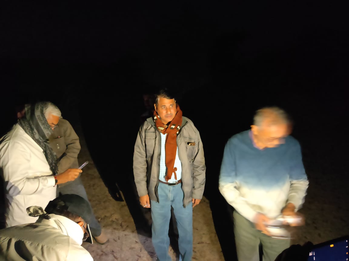 બનાસકાંઠા જિલ્લાના સરહદી વિસ્તારમાં તીડનો પ્રભાવ ફરી જોવા મળતા વાવ તાલુકાની બનાસકાંઠા સાંસદશ્રી <a href="/PatelParbatbhai/">PARBATBHAI PATEL</a> અને પૂર્વ મંત્રીશ્રી <a href="/ChaudhryShankar/">Shankar Chaudhary</a> સાથે મુલાકાત લીધી. તીડ નિયંત્રણ માટે જરૂરી તમામ પગલાં ભરવામાં આવી રહ્યા છે.