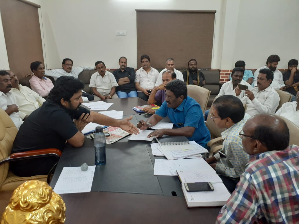 పంచాయితీరాజ్ శాఖ అధికారులతో సమావేశమై నియోజకవర్గంలోని రహదారుల స్థితిగతులపై సమీక్ష ...