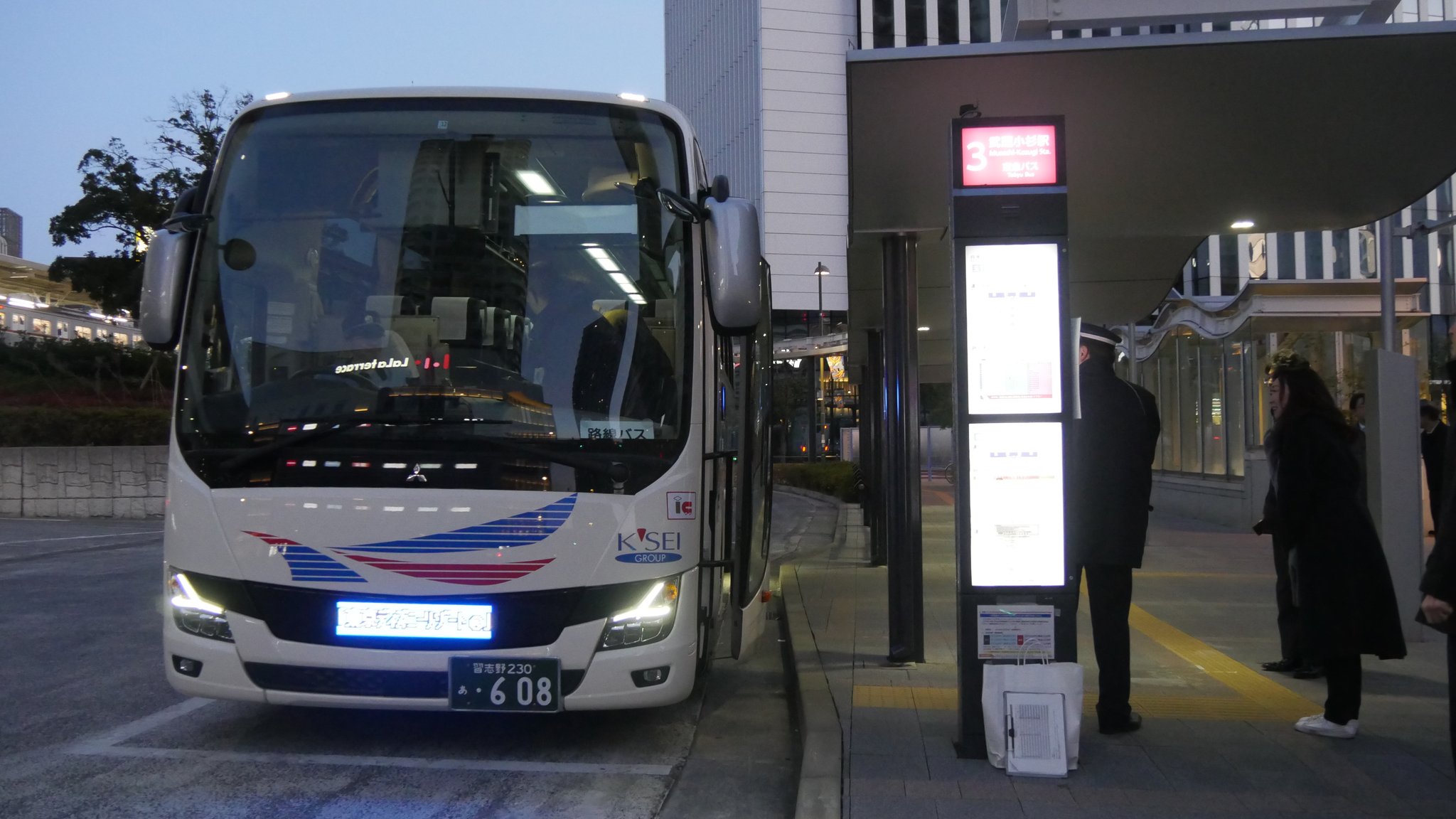 ふじもん 今日から運行開始の 武蔵小杉 二子玉川 東京ディズニーリゾート 線 京成トランジットバス便の記念すべき第1便に乗ってきます むさこ ニコタマにも京成カラーが現れる日がやって来ました T Co Whnfjq5bt0 Twitter