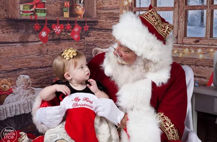 TheJohnnyBG's tweet photo. Ryleigh's Frist picture with @santa. Thanks @willpfaffy and the #RedCurb crew! https://t.co/4LqfNhTaAO