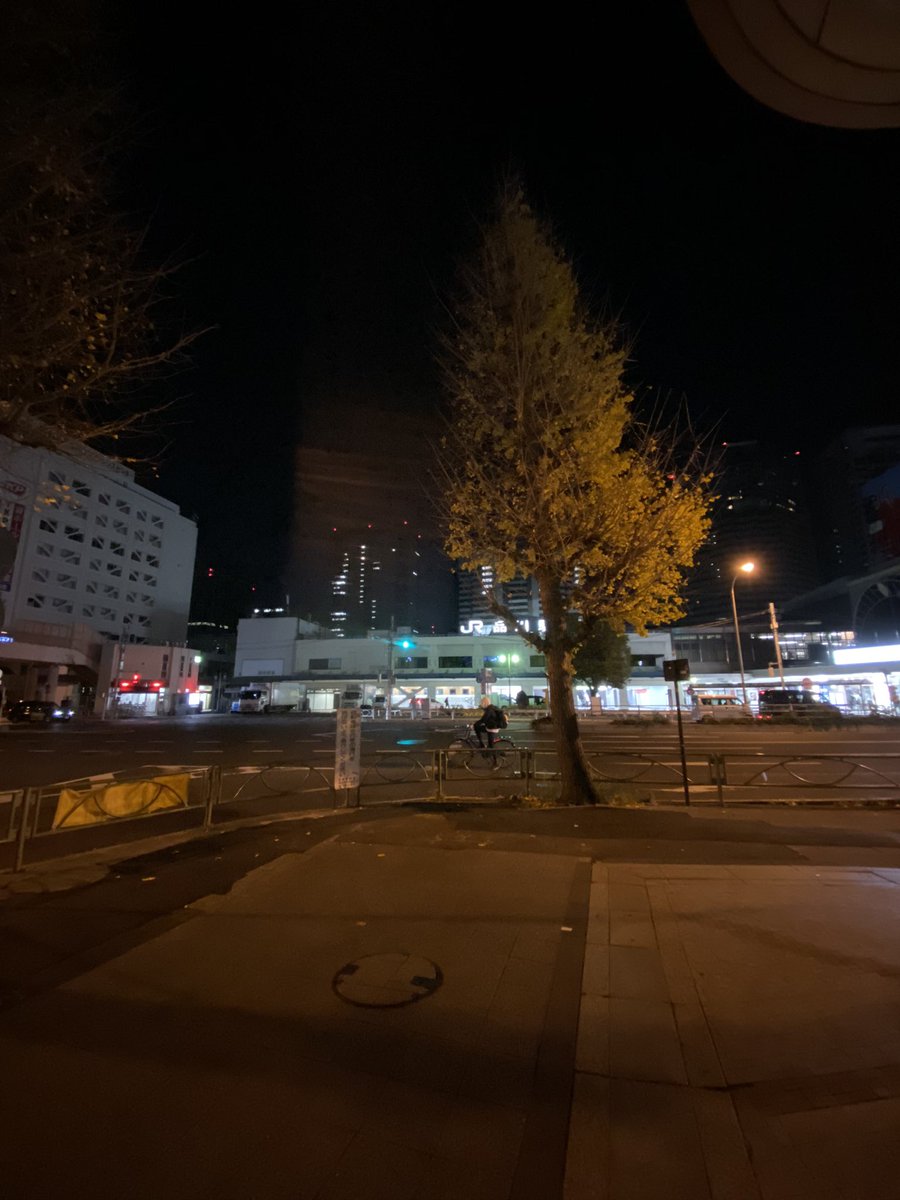 昨日は勉強会の後、親睦会があり終電に乗れずその結果本日は久しぶりの始発出勤です。まだ暗く空気もピリリと寒さが半端ないですが、夜型の私には早起きはとても辛い。
でも朝の診察にはギリギリ間に合いますので頑張らなくては！