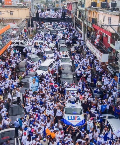 luisabinader's tweet photo. Esto apenas comienza. La capital desbordada en las calles acompañando la #CaravanaDelCambioDN https://t.co/5pm4z1ZEEJ