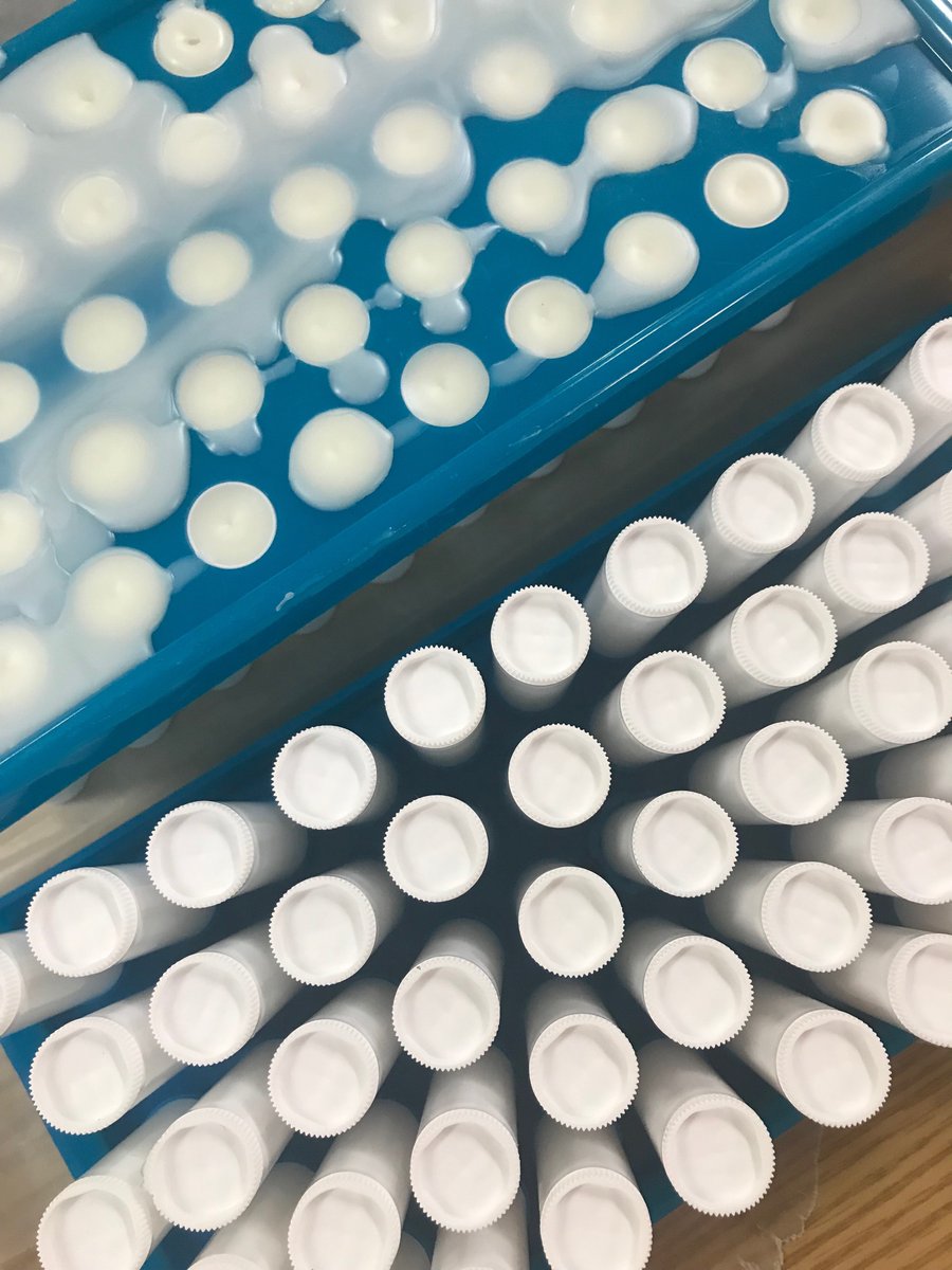 NoteologyFrag's tweet image. Even on Sundays, our elves 🤩are working away creating your holiday gifts! 🎄

#NOTEfragrances #newname #noteology #holidaygifts #behindthescenes #lipbalm #sheabutter #production #handcrafted #pouredbyhand