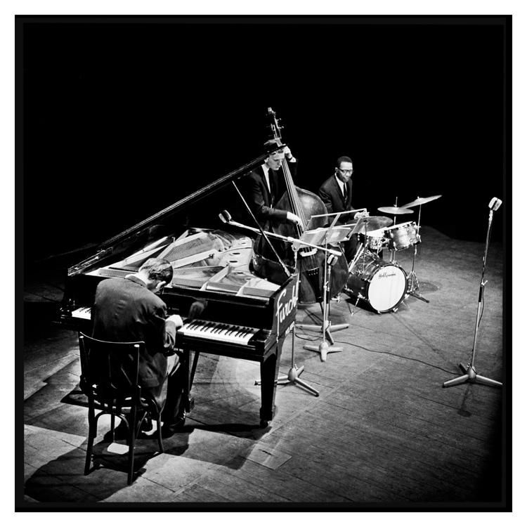The Bill Evans Trio with Niels-Henning Ørsted Pedersen and Alan Dawson. Milan, 1965

#Jazz #BillEvans #NHØP #AlanDawson