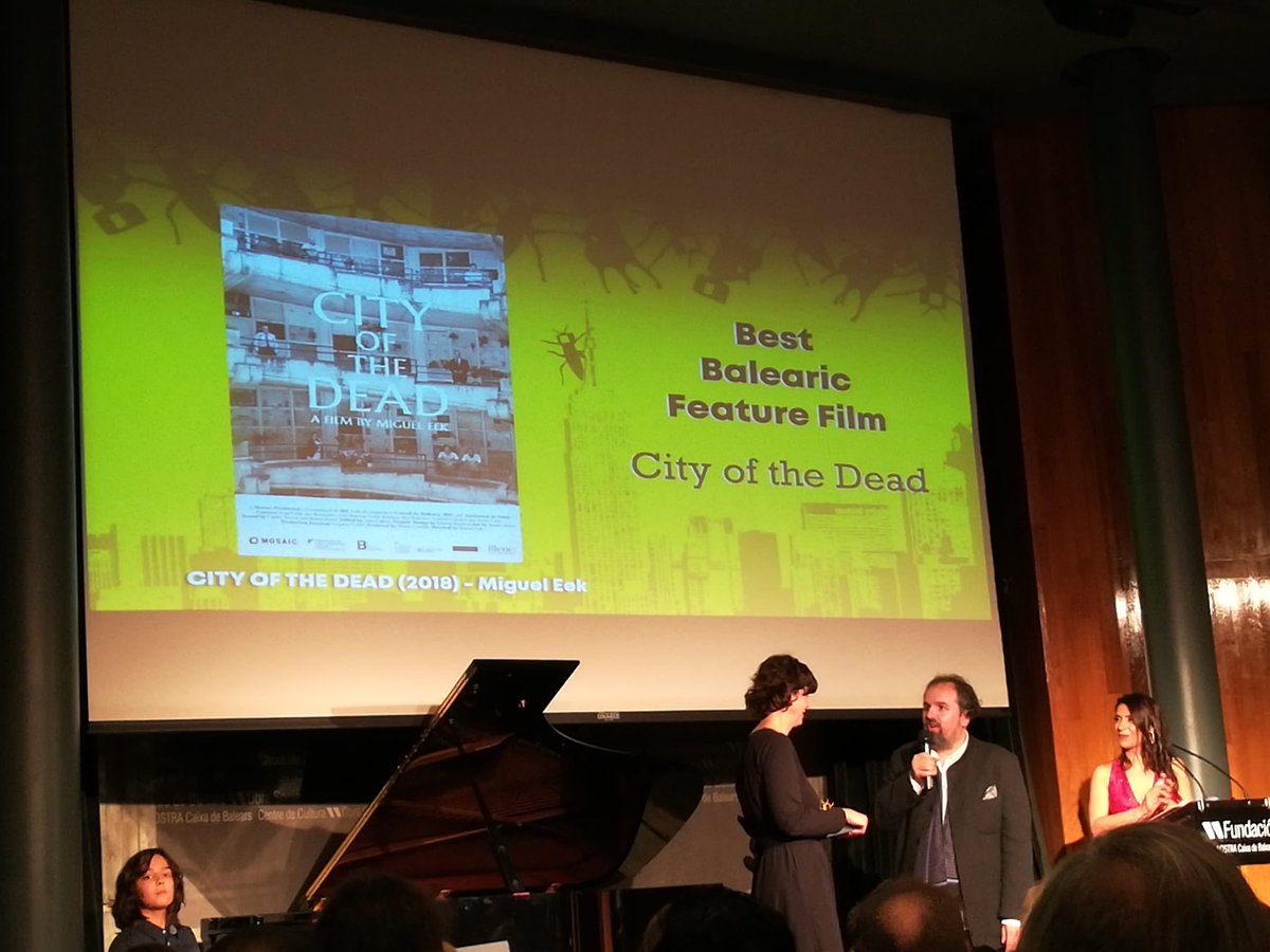 Nuestra compañera Aina Calleja recogiendo el galardón a Mejor Montaje y Mejor Documental Balear en los premios <a href="/FilmsInfest/">Films Infest</a> 🏆 ¡enhorabuena! #CityoftheDead