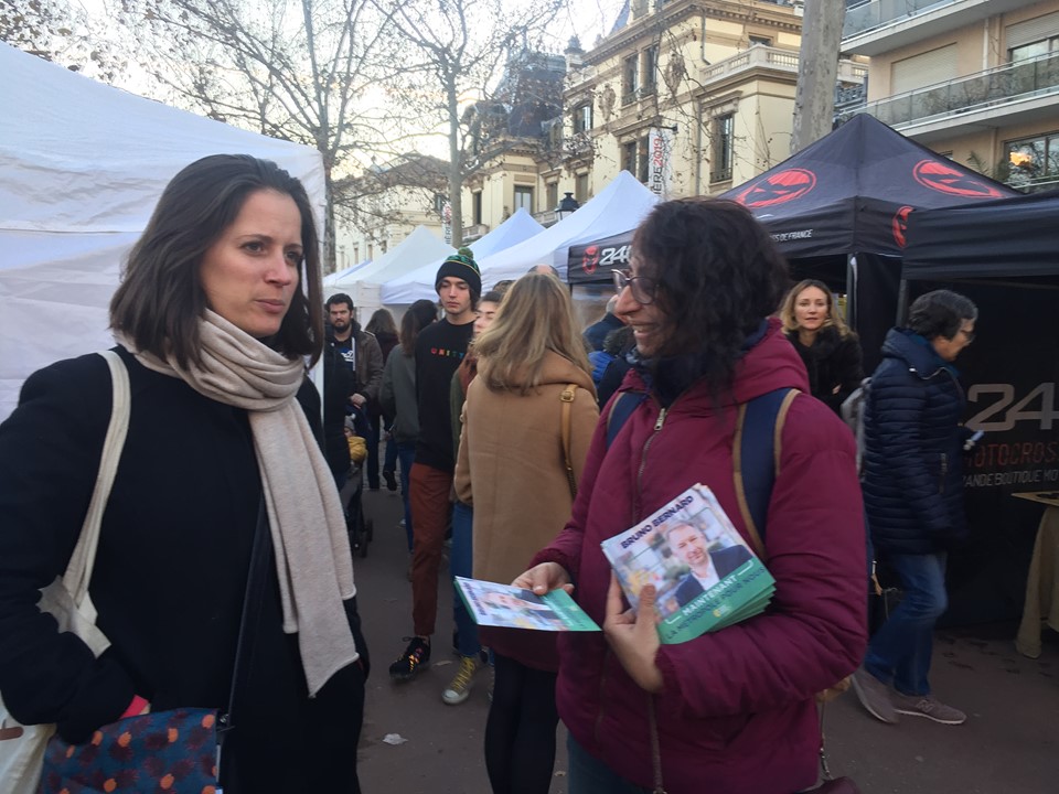 SZdorovtzoff's tweet photo. ☃️Les militants, sympathisants et signataires de #Changerlyon sont allés à la rencontre des habitants du 8ème arrondissement. Toujours agréable de faire le marché de Noël !🤶🏻🎄🎅🏻Ft. @EELV @PartiPirate @NathalieDehan @vinceppfr @maintenantlyon #lyon2020 #vagueverte https://t.co/MWAXBUZNwk